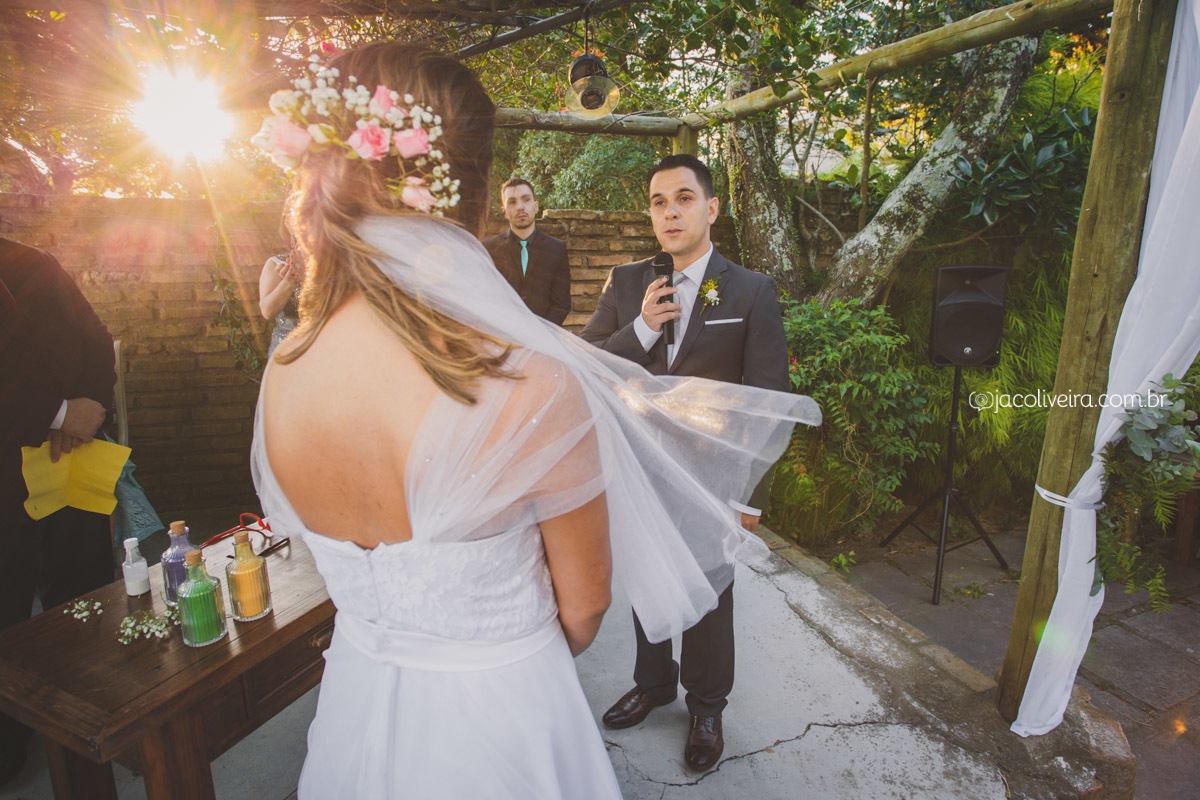 noivo lendo votos casamento la piedra por do sol fotos de jac oliveira