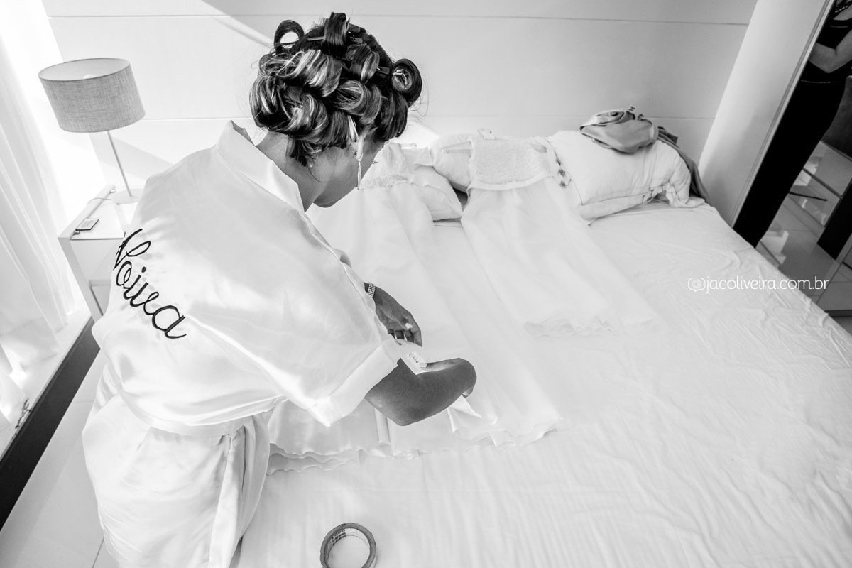 fotógrafo de casamento porto alegre registro da noiva colocando nome de amigas no vestido