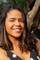 Jovem mulher sorrindo de 