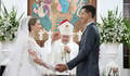 Noivos de mãos dadas recebe bençã0o durante casamento de Igreja Divino Espírito Santo