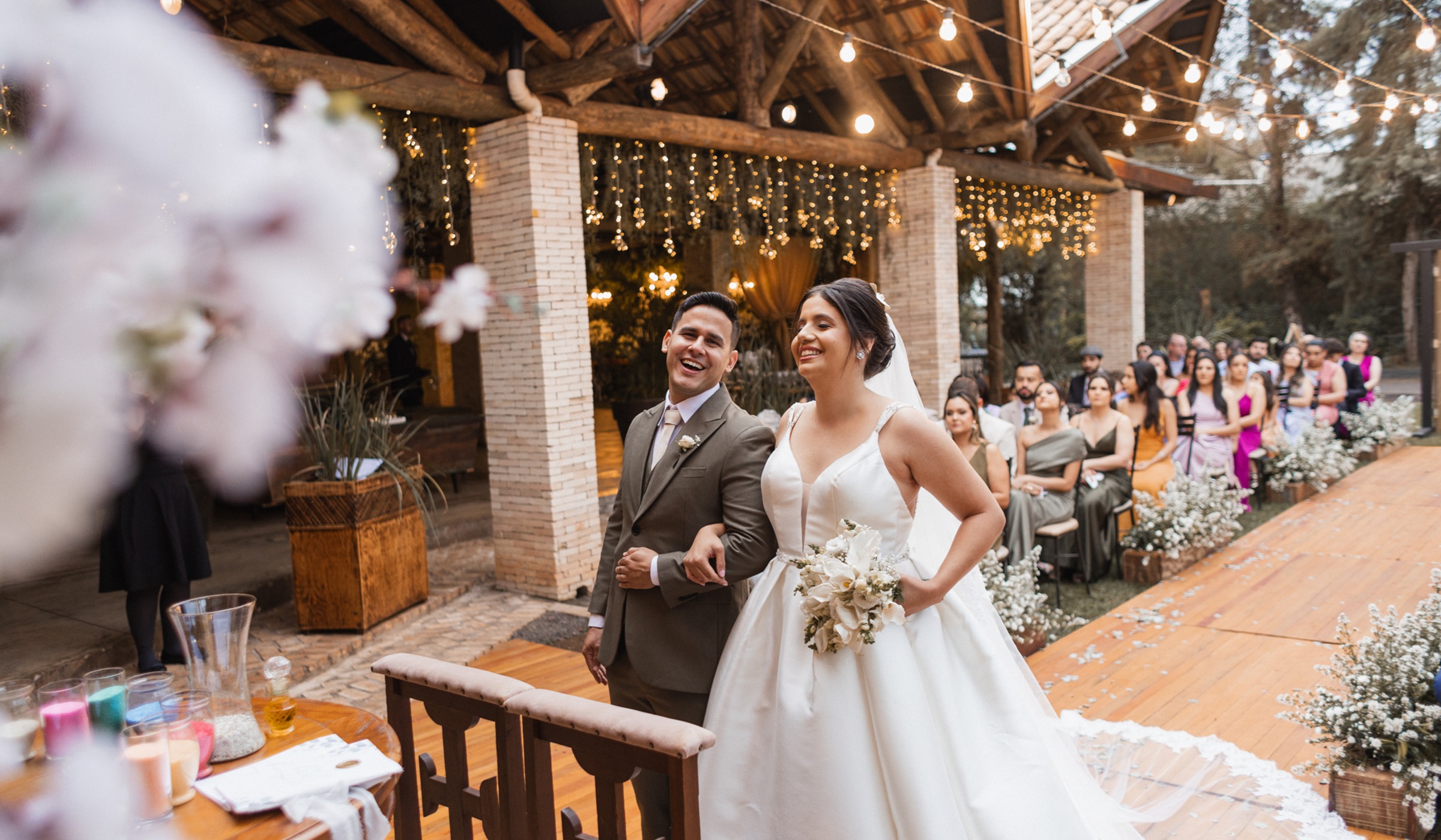 Casal sorrindo no altar