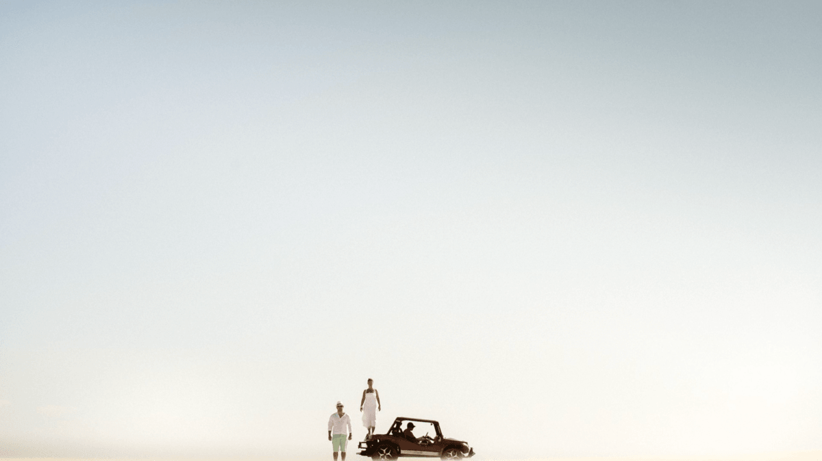 ensaio pré-wedding em praia com carro