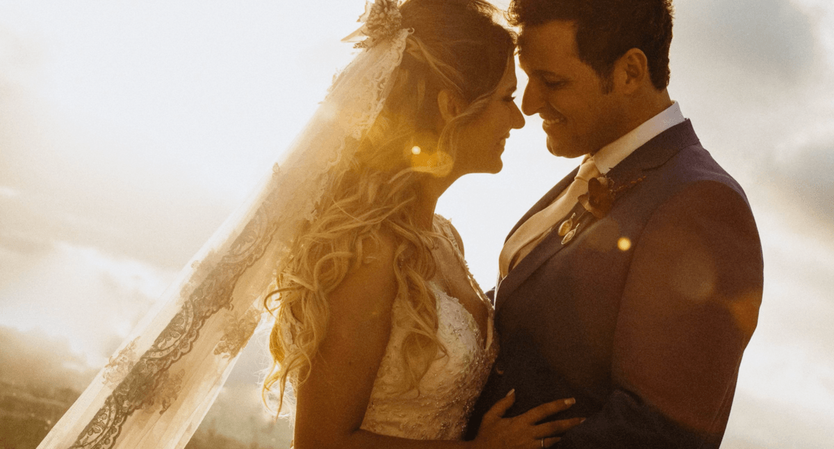 casal de noivos no por do sol