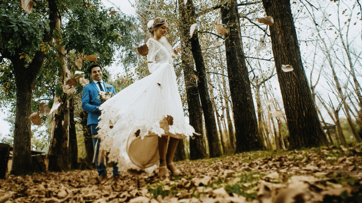 noiva girando o vestido em campo de folhas