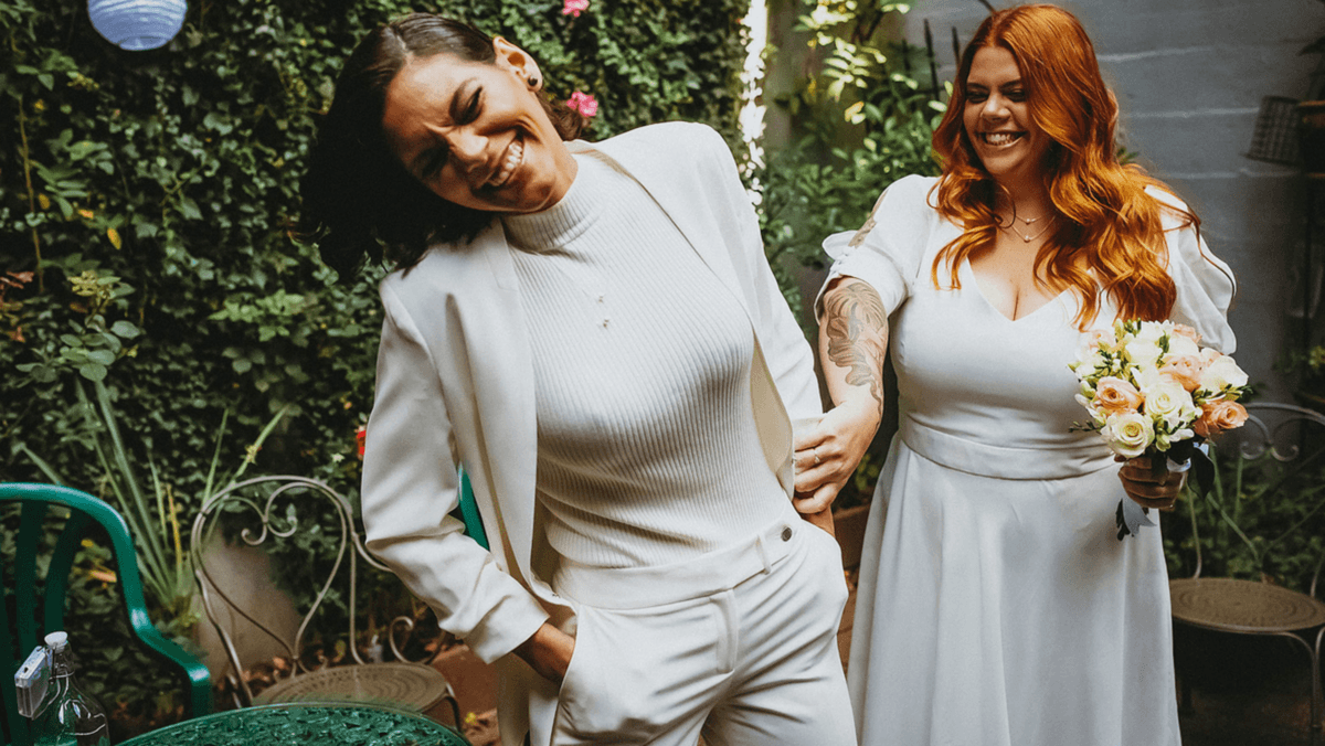 casal de mulheres gay casando dando risadas