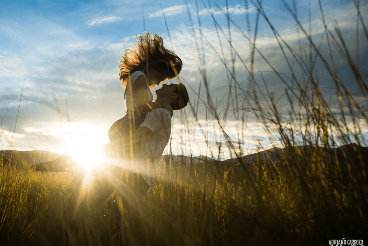 ensaio pré-wedding de casal em campo no por do sol
