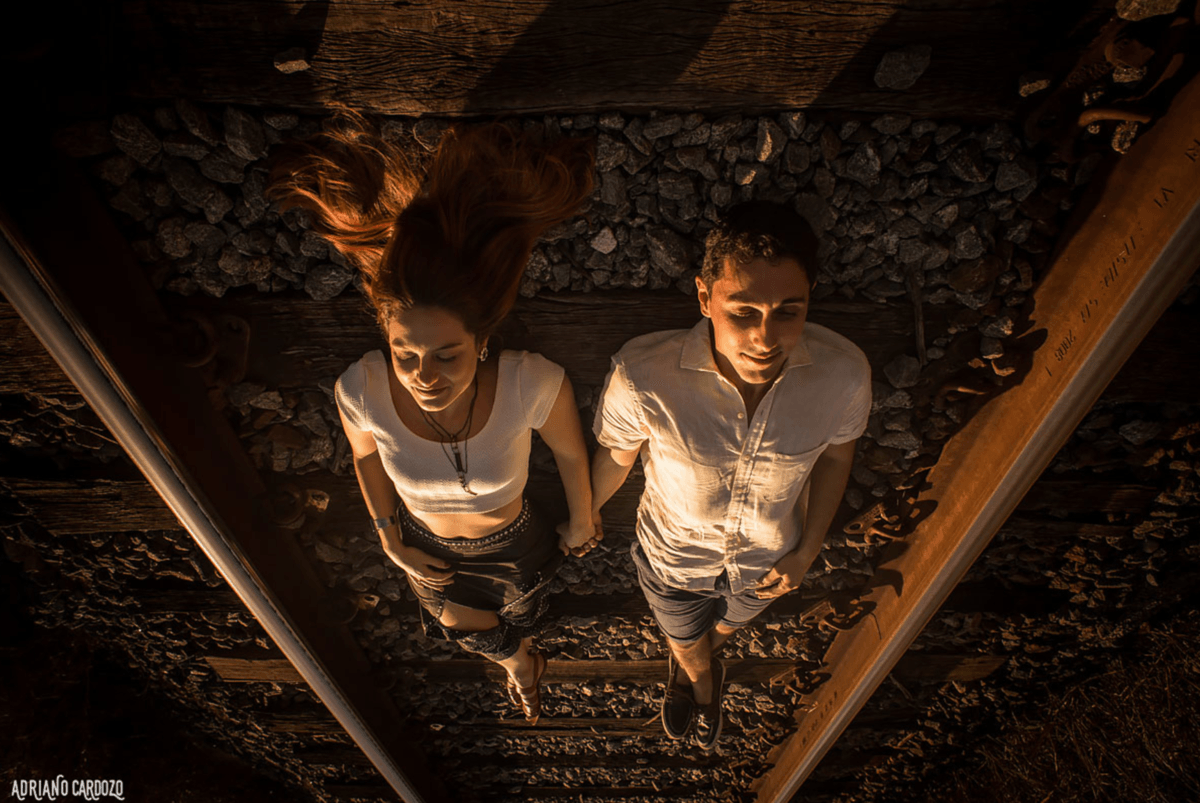 casal em trilhos de trem em ensaio pré-wedding em itatiaia em campo