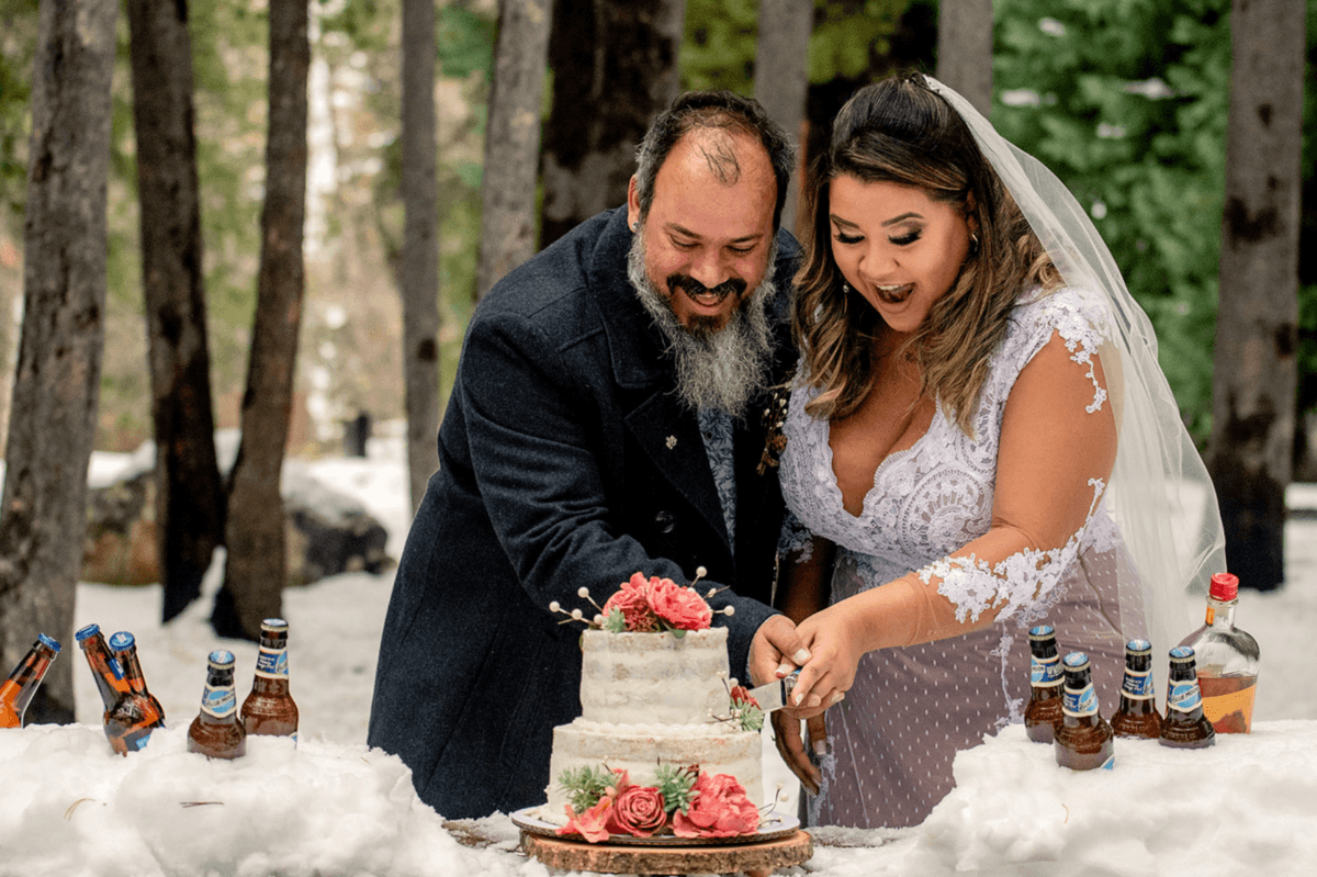 noivos cortando o bolo em casamento elopment wedding nos eua utah