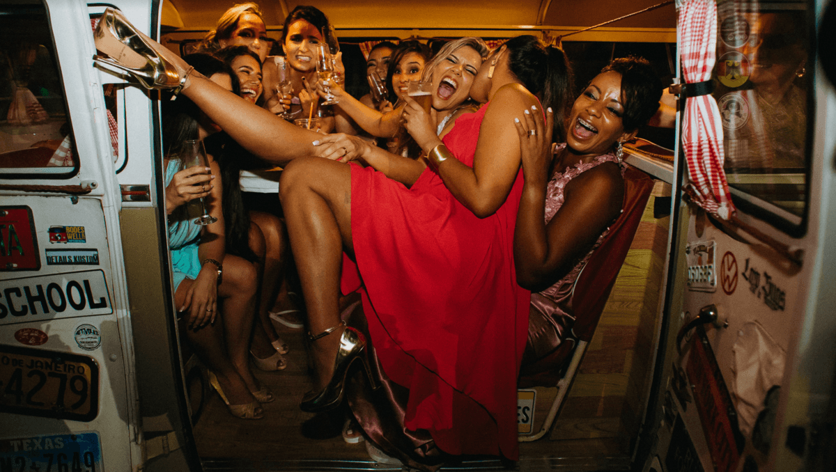 mulheres em festa de casamento amigas da noiva