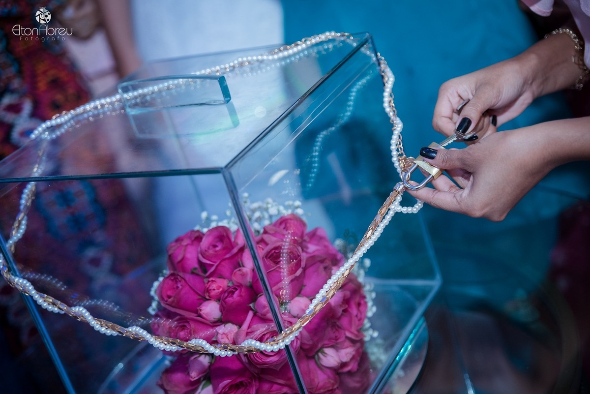 Imagem capa - Nada de jogar o buquê no casamento: coloque num cofre! por Elton Abreu Araujo Sampaio