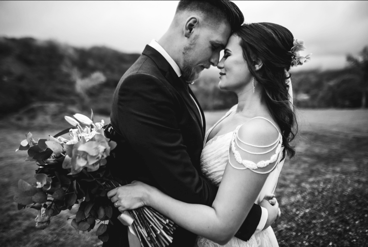 brinde dos noivos com família e paensaio de noivos fotos de noivos casamento no campo timbó santa catarina fotógrafo rafael bigarelli