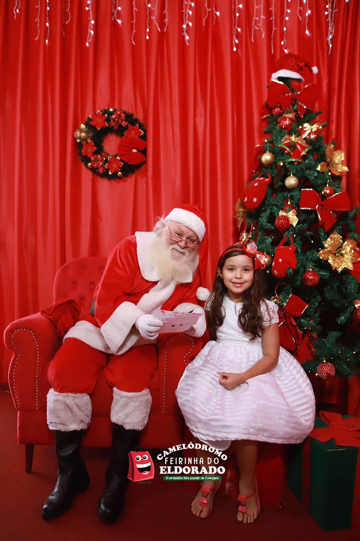 Papai Noel com Ana Luisa entregando a sua cartinha na Feirinha da Feira