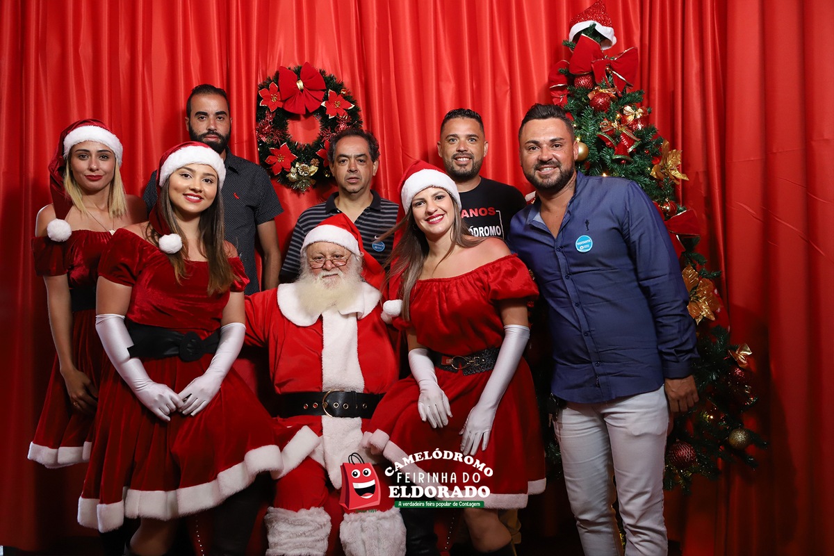 Papai Noel e as Noeletes com membros da diretoria da Associação do Camelódromo da Feirinha da Feira