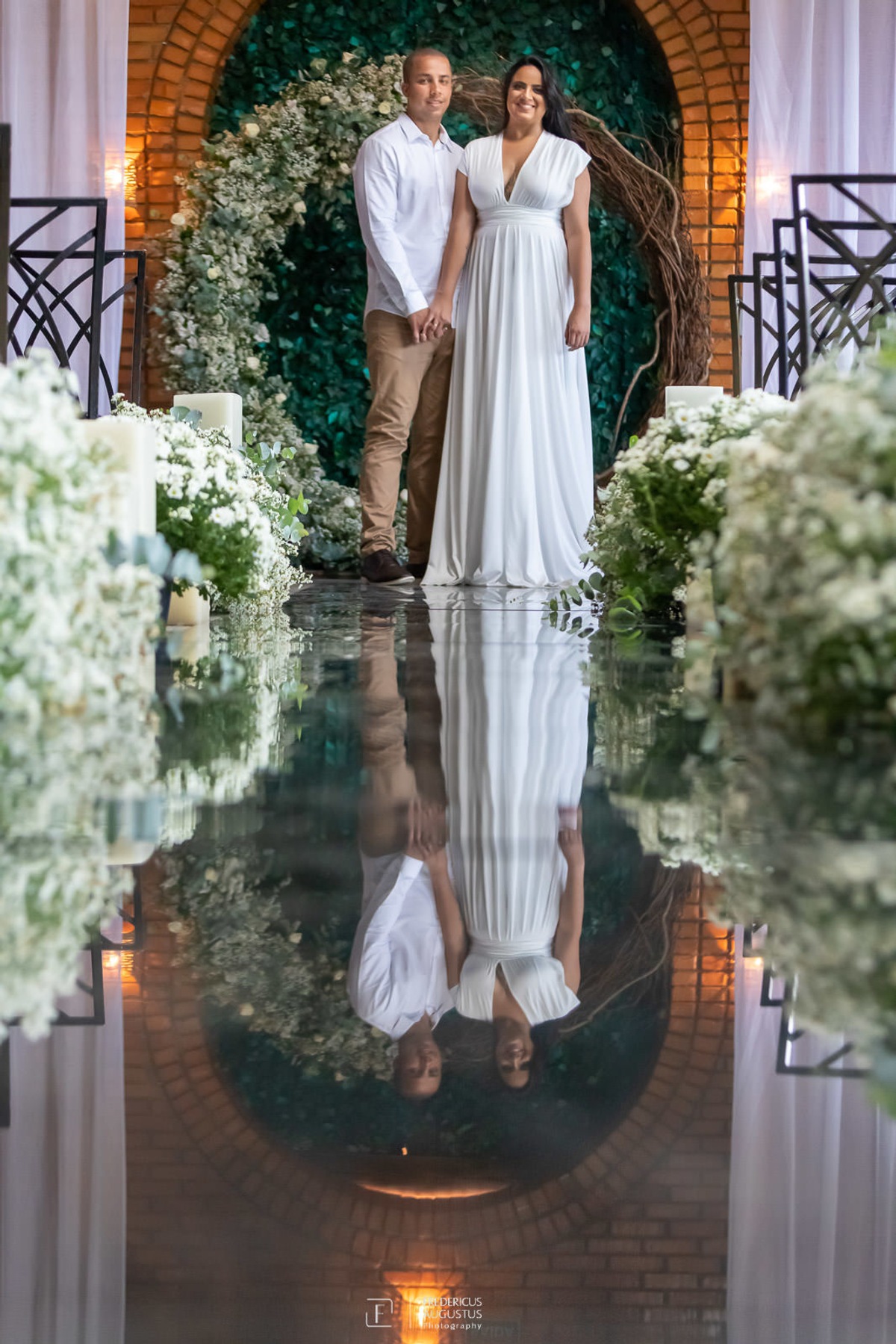 Renata e Guilherme no pré casamento na passarela espelhada no Chale Pampulha