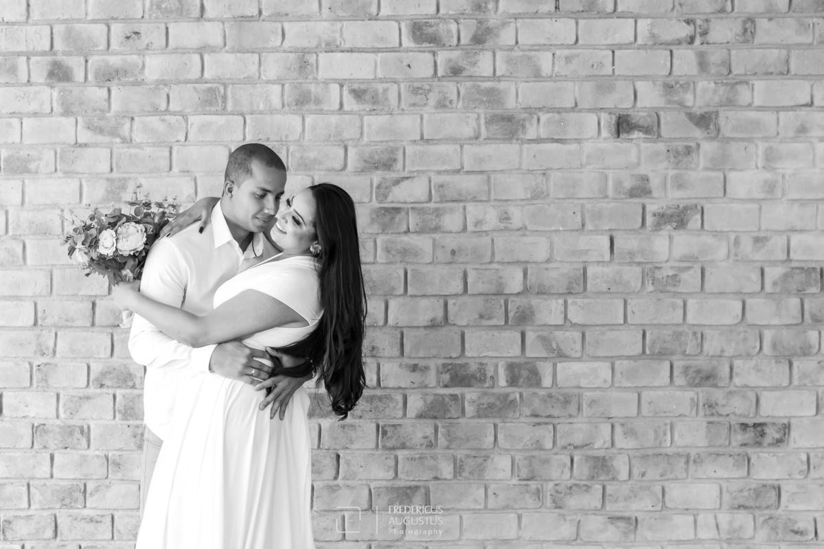 Guilherme abraçando a Renata com o seu buquê no pré casamento no Mallard