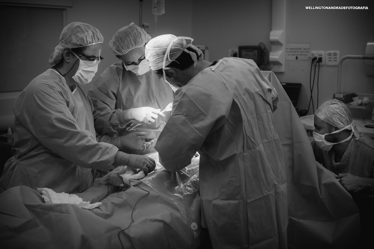 Equipe médica trabalhando na hora do parto