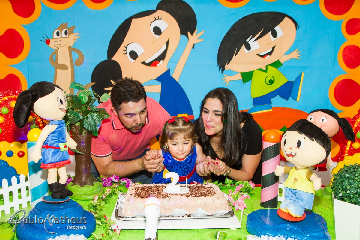 Fotografia de criança apagando a vela em sua festa infantil