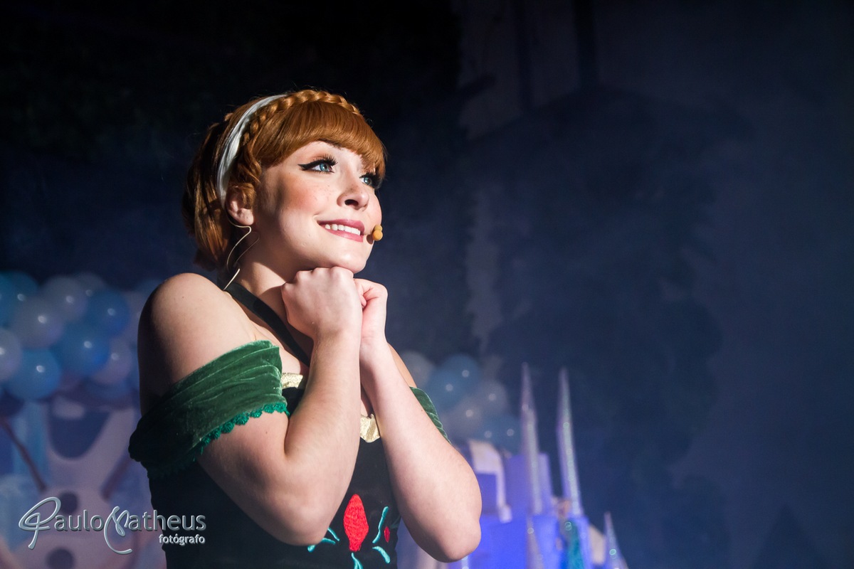 fotografia de atriz interpretando personagem da Frozen em festa infantil