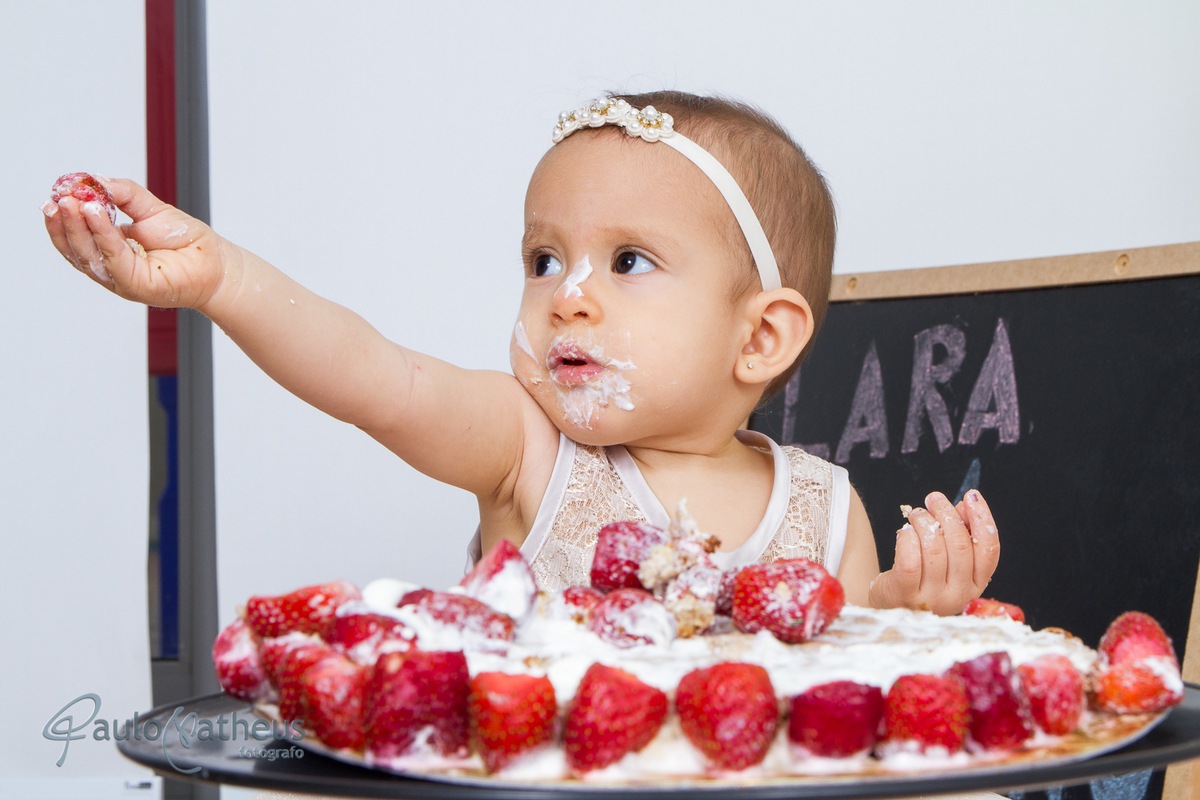 criança se distraindo com o bolo durante ensaio infantil - SMASH THE CAKE