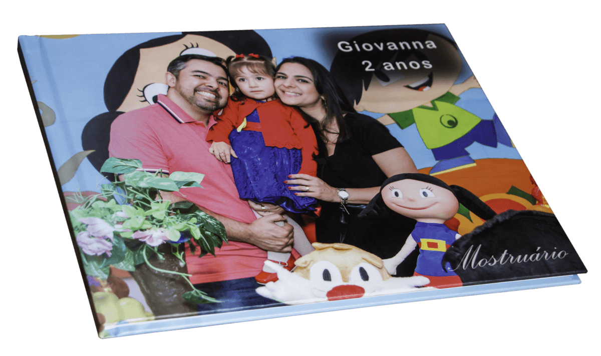 fotografia mostrando um fotolivro para festa infantil