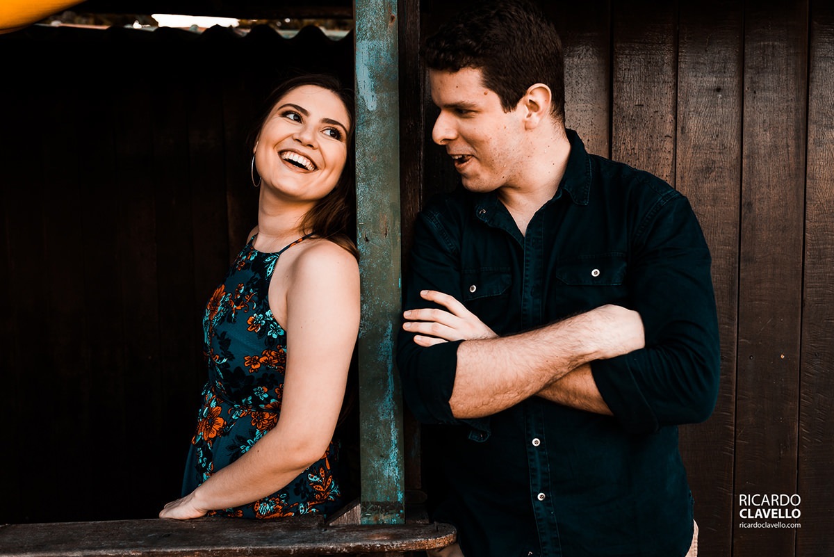 casal se divertindo em um ensaio pre wedding