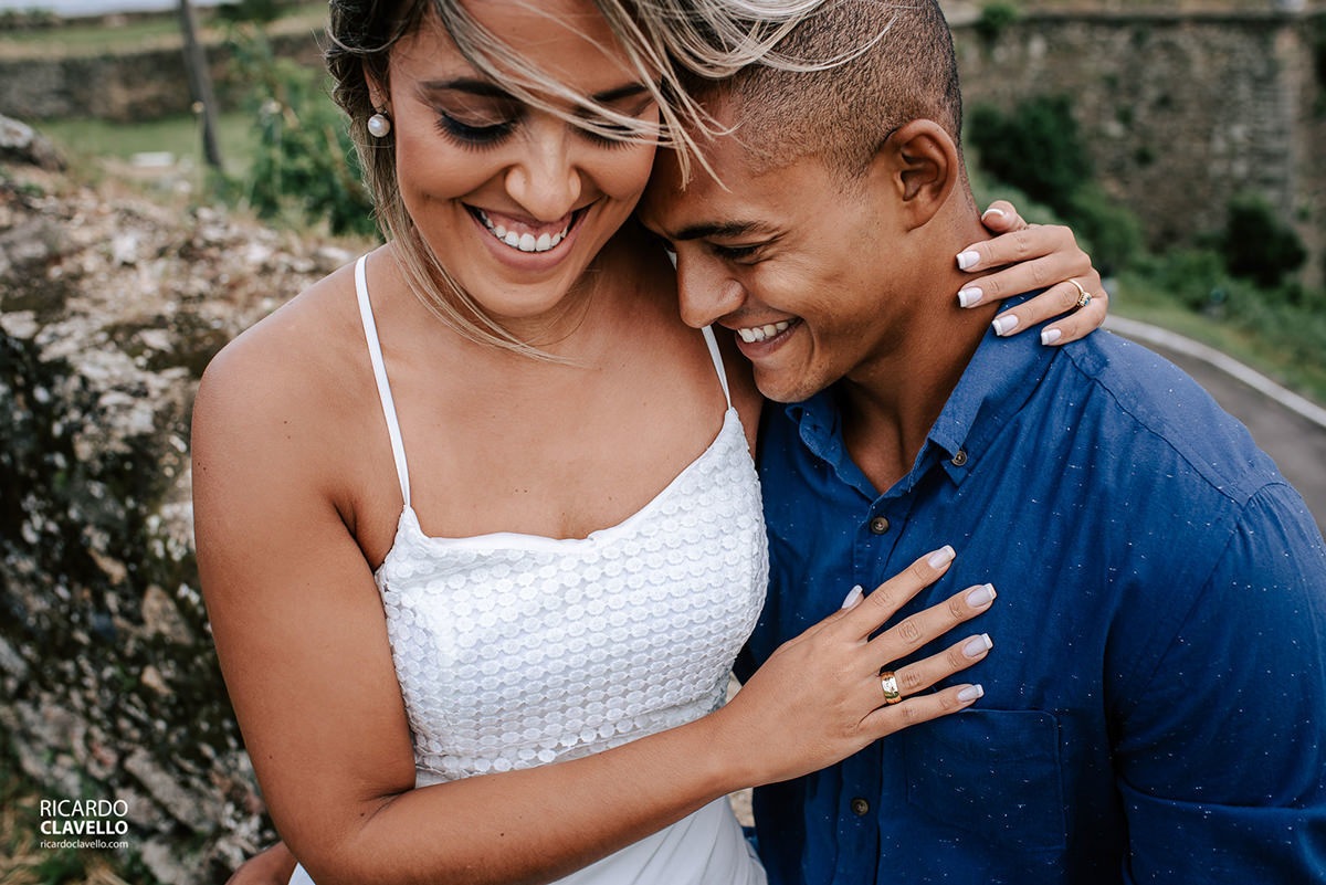casal sorrindo em ensaio pré casamento