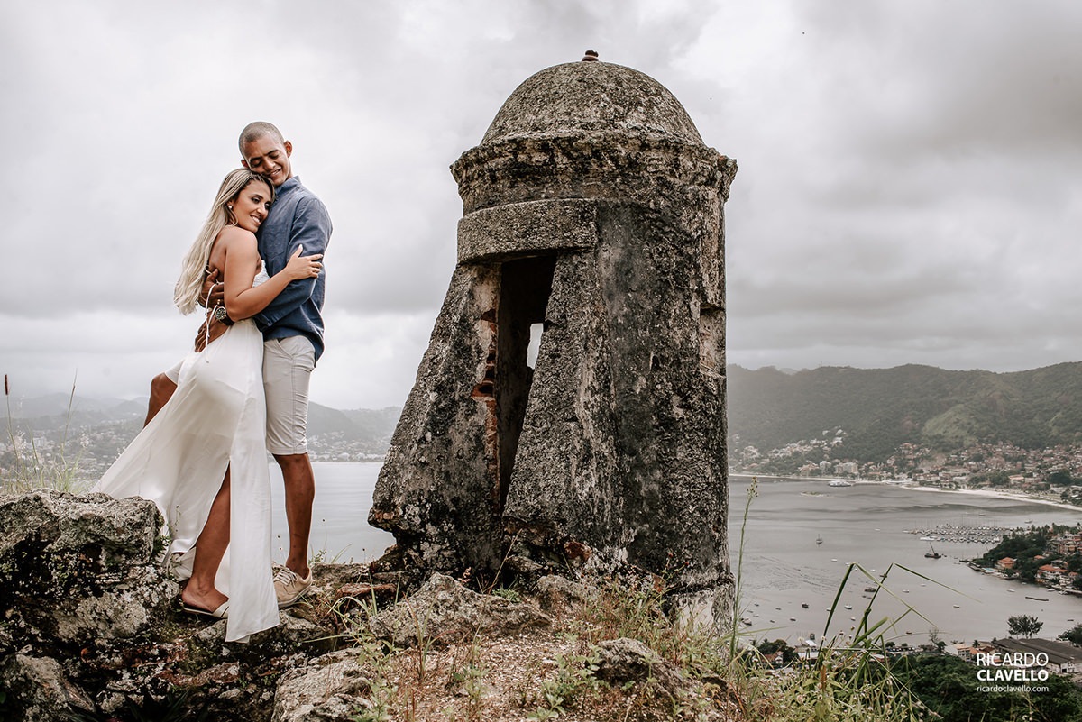 Casal abraçado com bela vista de Niterói