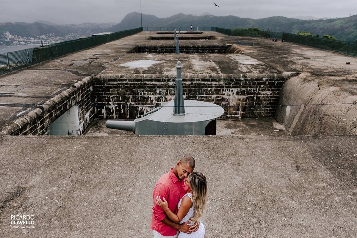 Casal se abraçando no forte
