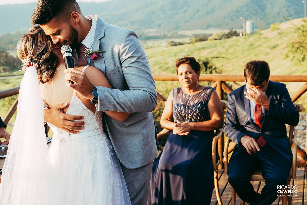 noivo abraçando a noiva fotografo de casamentos , fotografo juiz de fora , fotografo de casamento rj, fotógrafo de casamento niteroi