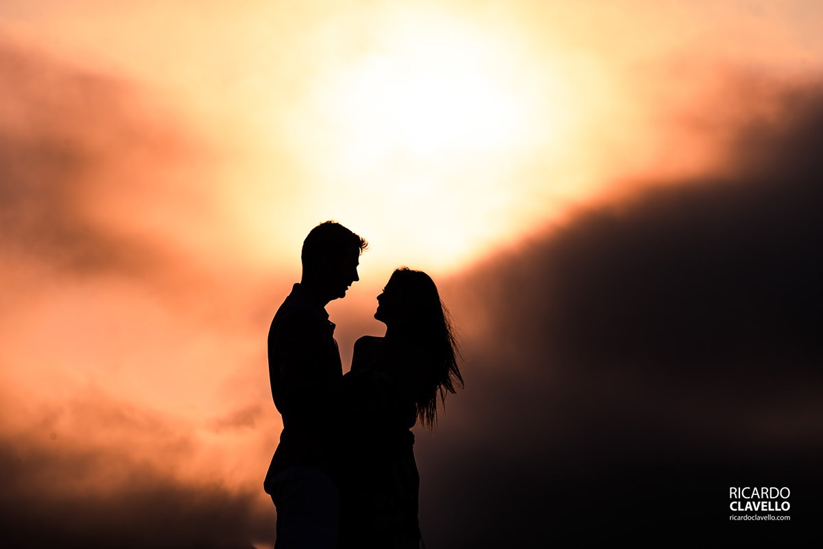 casal no por do sol com linda luz