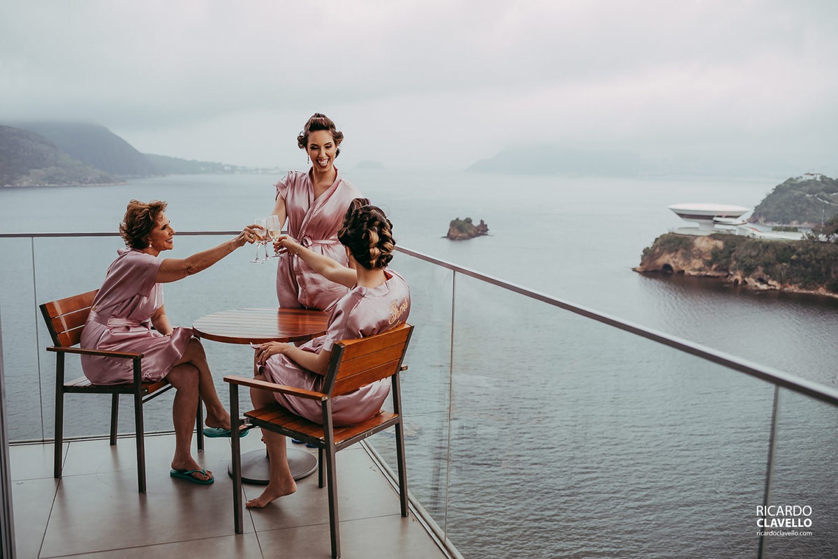 Noiva e família com MAC ao fundo em Niterói vista do Hotel H fotografo de casamentos , fotografo juiz de fora , fotografo de casamento rj, fotógrafo de casamento niteroi