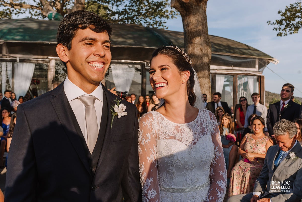 Noiva olhando sorrindo para o noivo
