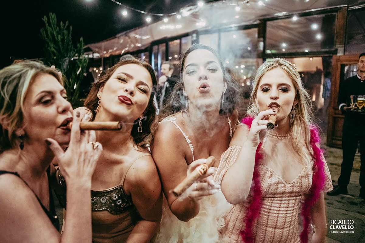 noiva fumando charuto no casamento fotografo de casamentos , fotografo juiz de fora , fotografo de casamento rj, fotógrafo de casamento niteroi