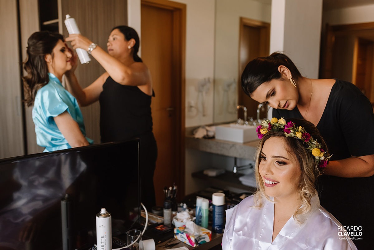 noiva se arrumando com a irmã fotografo de casamentos , fotografo juiz de fora , fotografo de casamento rj, fotógrafo de casamento niteroi
