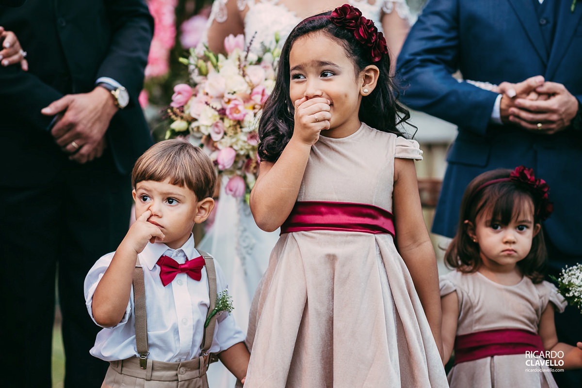 criança com dedo no nariz no casamento fotografo de casamentos , fotografo juiz de fora , fotografo de casamento rj, fotógrafo de casamento niteroi