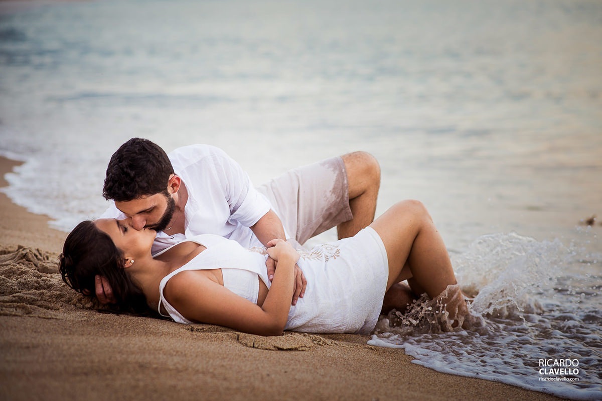 casal na praia com a onda batendo pre wedding na praia