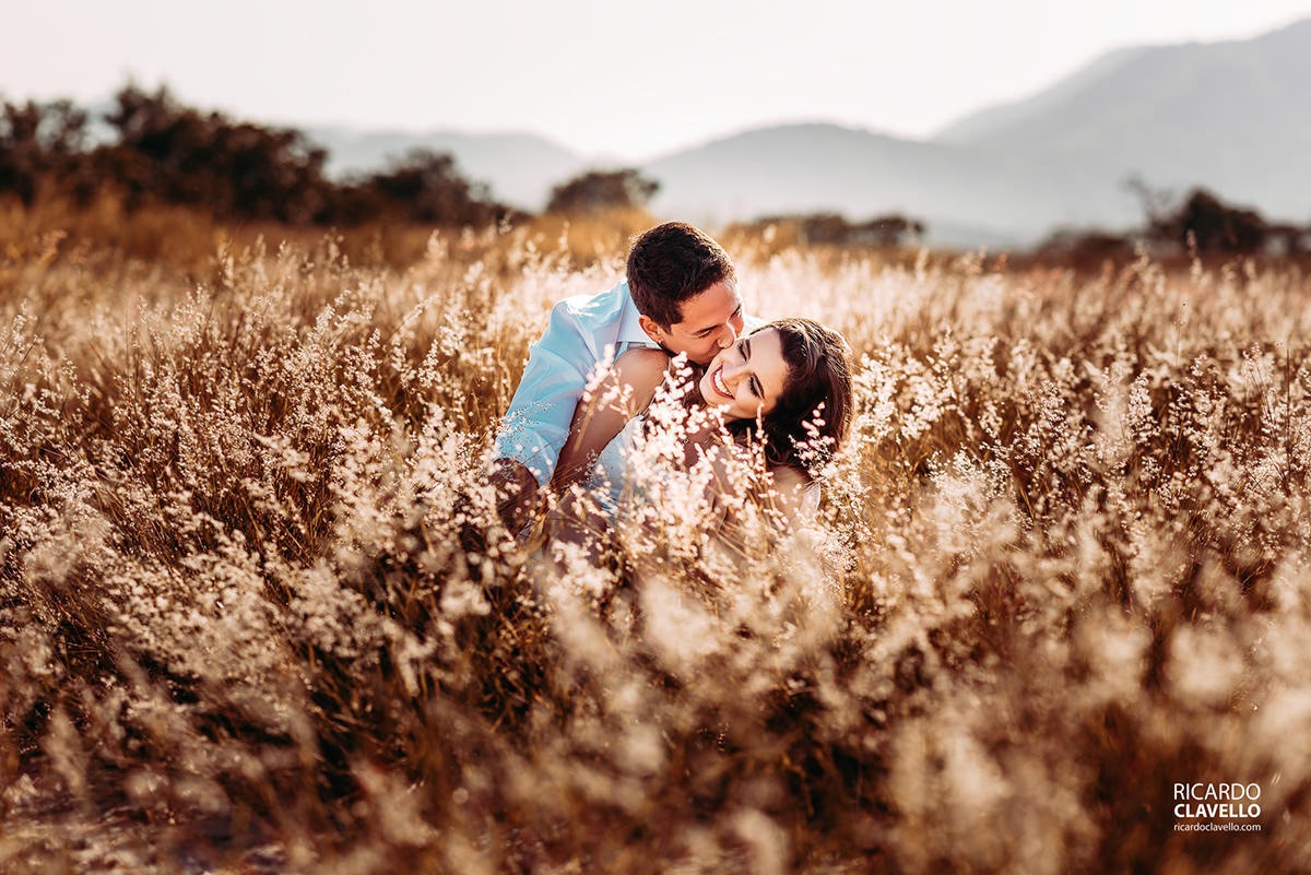 ensaio de casal pre wedding no campo