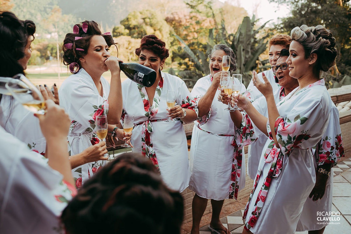 noiva bebendo espumante no gargalo fotografo de casamentos , fotografo juiz de fora , fotografo de casamento rj, fotógrafo de casamento niteroi