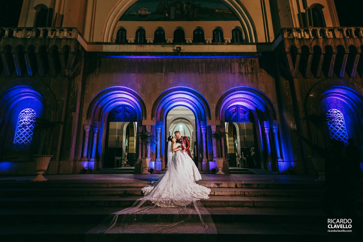noivos na frente da igreja fotografo de casamentos , fotografo juiz de fora , fotografo de casamento rj, fotógrafo de casamento niteroi