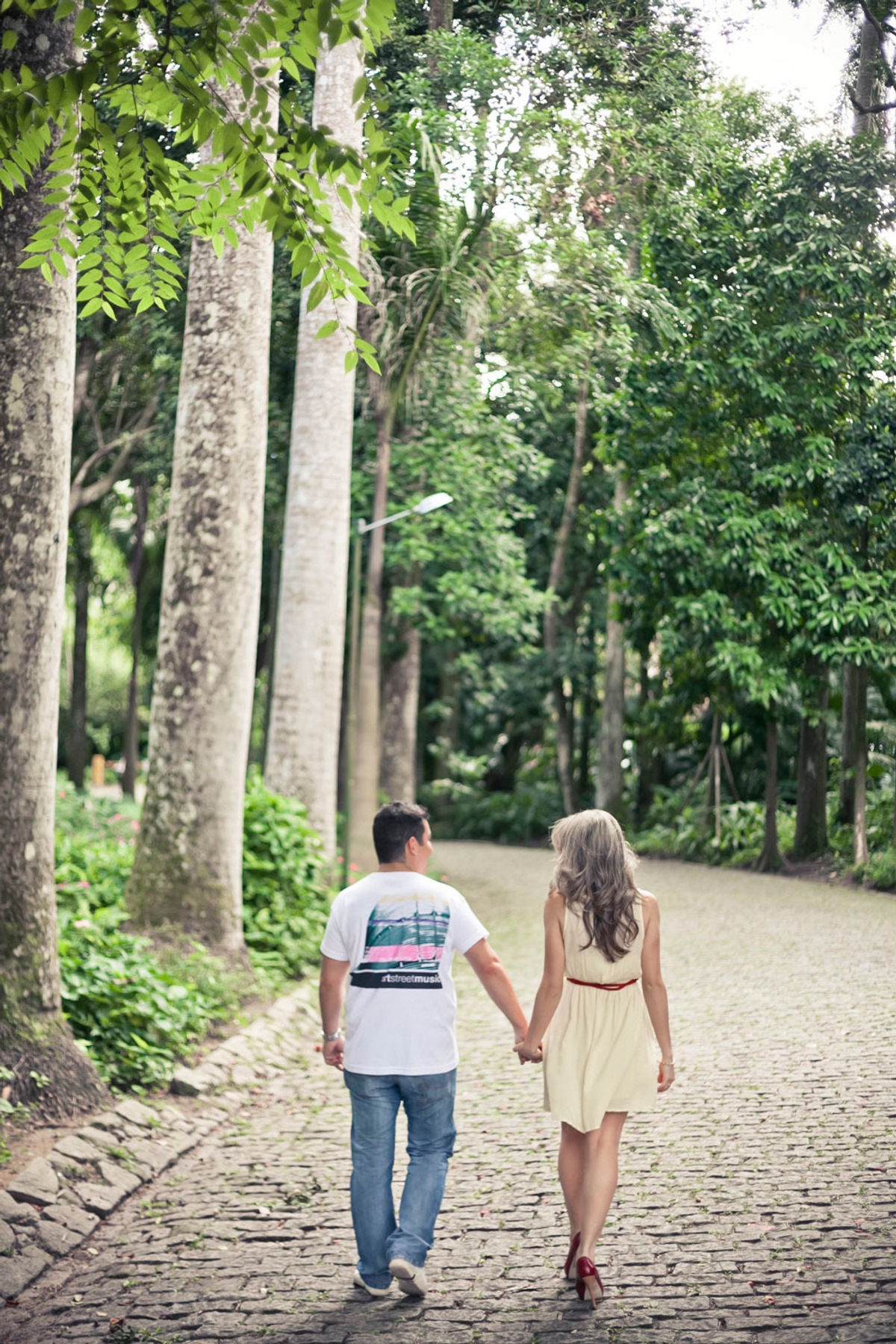 noivos-caminhando-ensaio-fotografico-pre-wedding-parque-lage