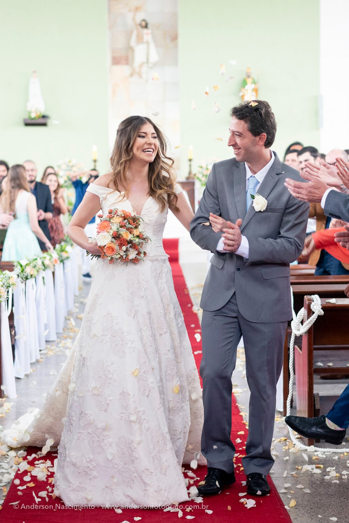 saida-noivos-petalas-rosas-capela-sao-patricio