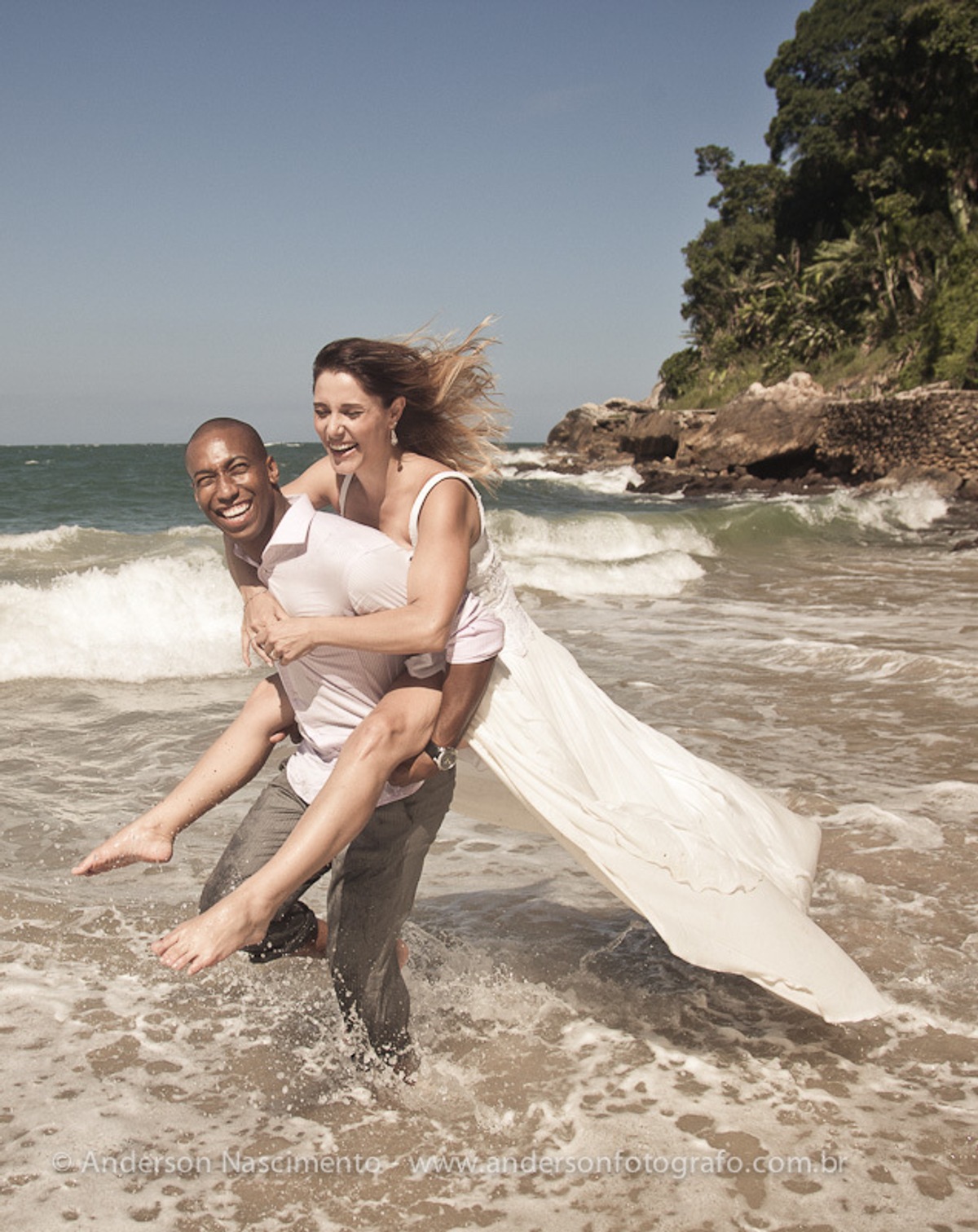 noivo-carregando-noiva-nas-costas-trash-the-dress-ensaio-fotografo
