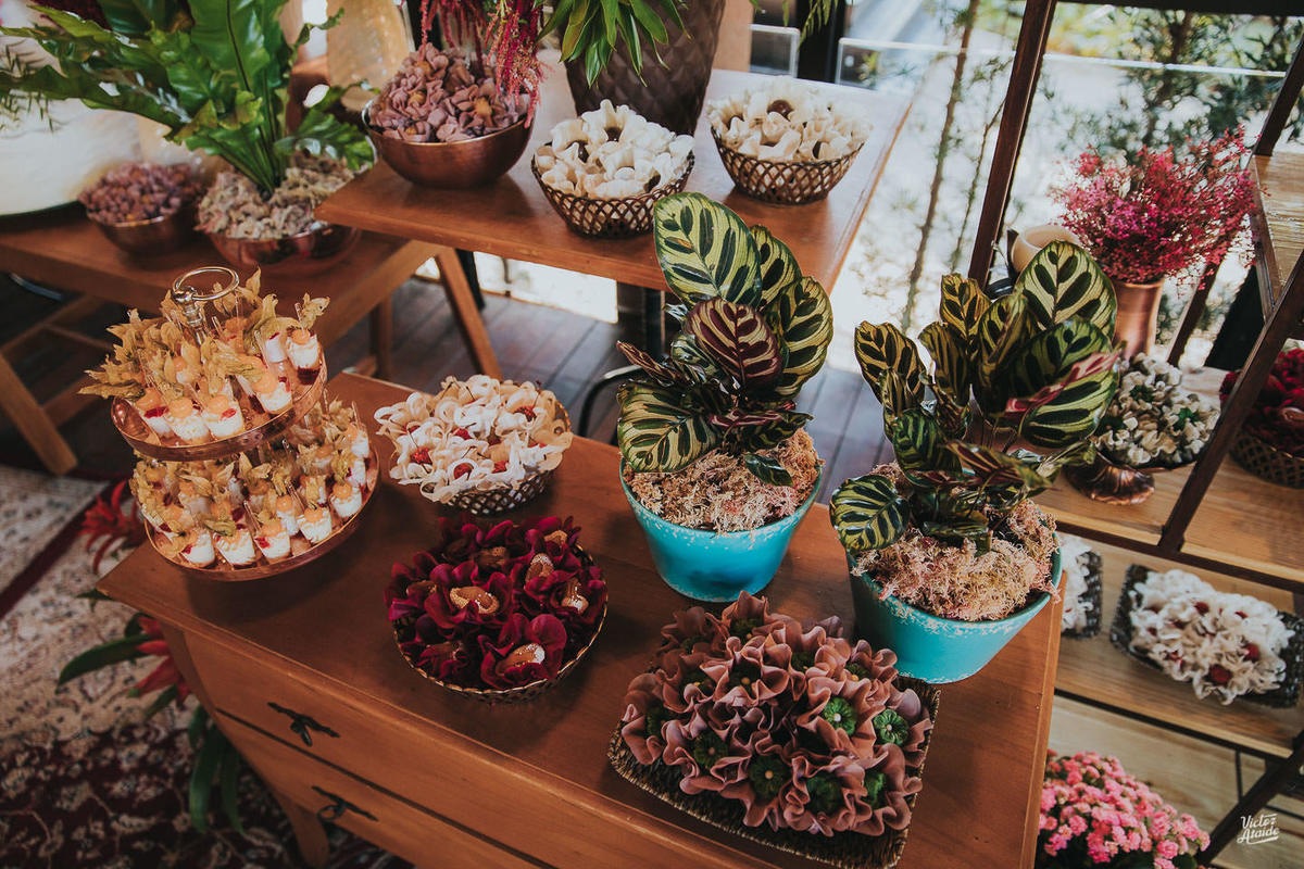 doces, mesa bolo, decoração desconstruída, casamento, decoração de festa, mobiliário, sofás, lustres, victor ataide, casar, repceção, villa santorini, confins, lugar para casamento