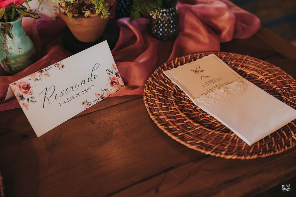 papelaria, reservado, noiva, noivo, decoração desconstruída, casamento, decoração de festa, mobiliário, sofás, lustres, victor ataide, casar, repceção, villa santorini, confins, lugar para casamento