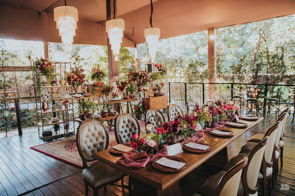 mesa bolo, decoração desconstruída, casamento, decoração de festa, mobiliário, sofás, lustres, victor ataide, casar, repceção, villa santorini, confins, lugar para casamento
