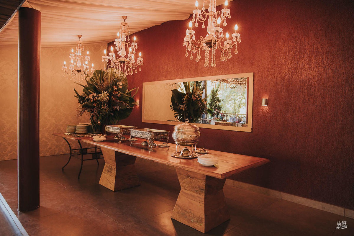 buffet, casamento, decoração de festa, mobiliário, sofás, lustres, victor ataide, casar, repceção, villa santorini, confins, lugar para casamento