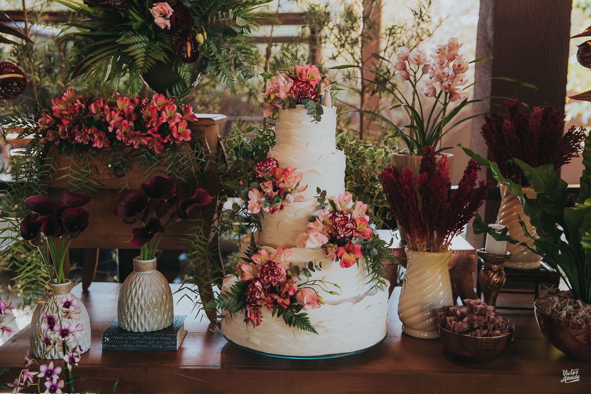 mesa bolo, decoração desconstruída, casamento, decoração de festa, mobiliário, sofás, lustres, victor ataide, casar, repceção, villa santorini, confins, lugar para casamento
