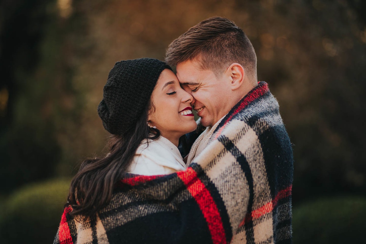Qual melhor época para casar, fotografia de casamento, victor ataide, gramado, abraço, carinho