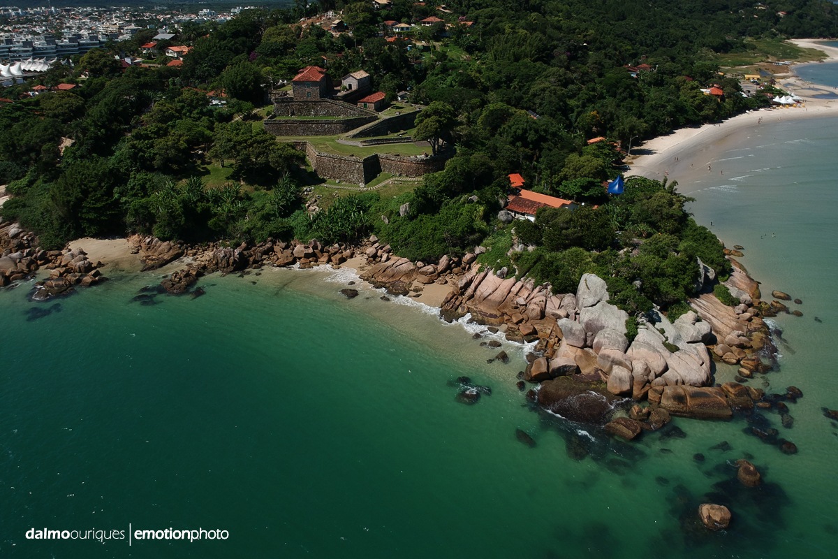 foto de drone do Forte São José da Ponta Grossa, melhores lugares para Casamento, Forte São José da Ponta Grossa, vista aerea de Florianopolis, melhor fotógrafo de casamento, fotógrafo dalmo ouriques, casamento em florianopolis, wedding em florianópolis, casamento no Forte de Jurerê em florianopolis, Casamentos exclusivos, locais diferentes para casar, foto de drone em jurerê Internacional