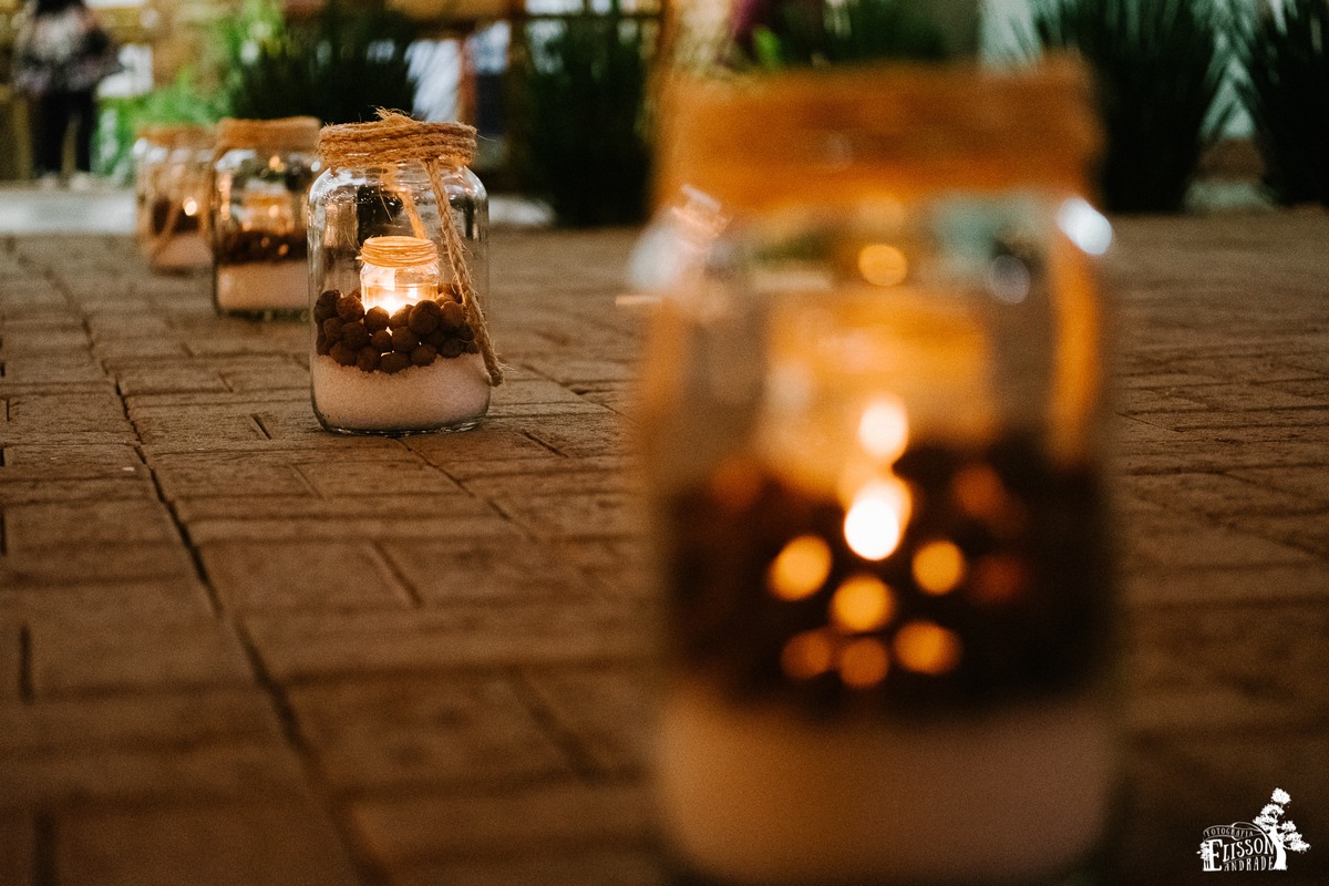 caminho da noiva iluminado com velas, sal grosso, e pedras, decoração DIY